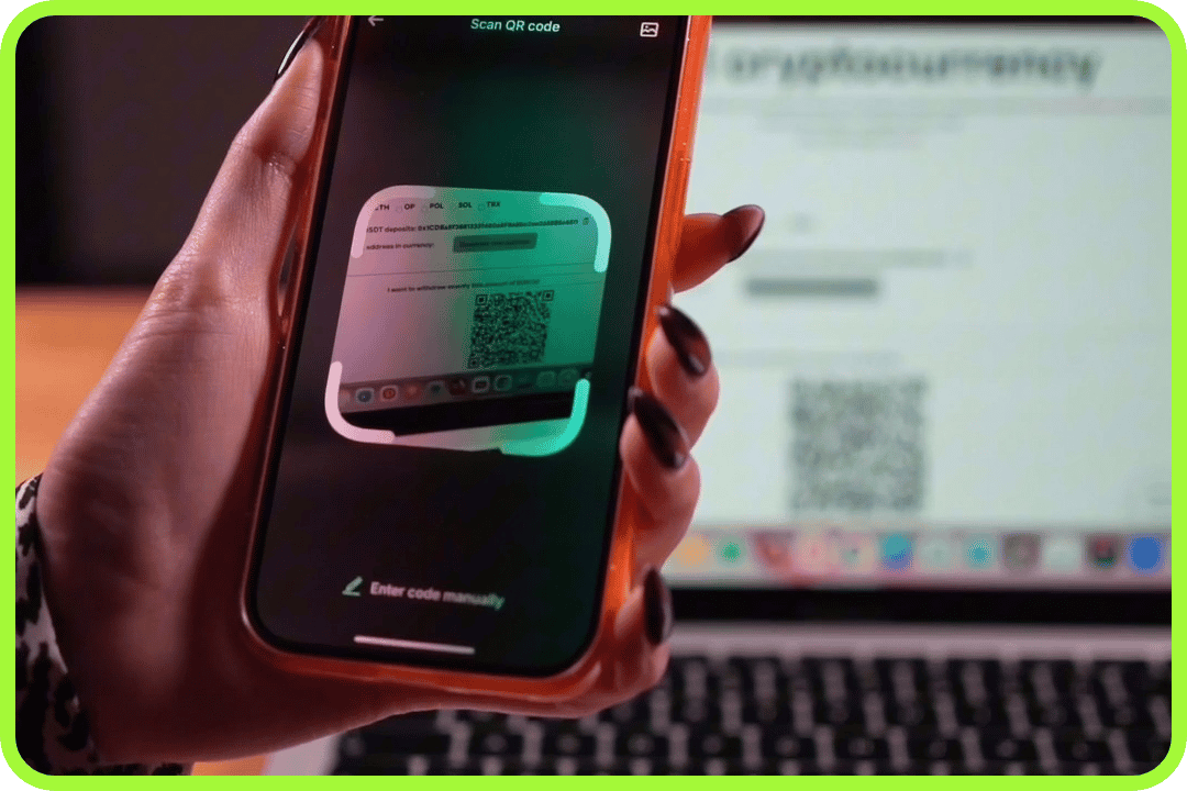 Hand mit einem Smartphone