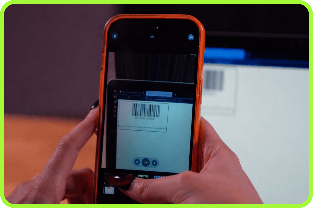 Hand mit einem Smartphone